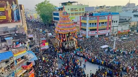 மதுரை மீனாட்சியம்மன் கோயில் திருத்தேரோட்டம்.. வடம் பிடித்து இழுத்த பக்தர்கள்!