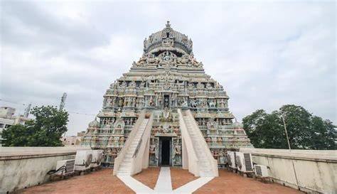 கூடலழகர் பெருமாள் கோயில் தெப்பக்குளத்திற்கு நீர்வரத்து கால்வாயை சீரமைக்க நீதிமன்றம் உத்தரவு