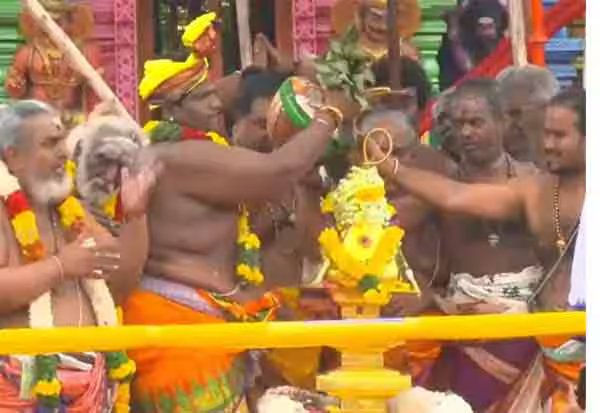 மதுரையில் கோலாகலம் 17 ஆண்டுகளுக்கு பிறகு இன்று மீனாட்சி கோயில் கும்பாபிஷேகம்
